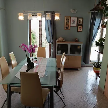 Hilda Villa *