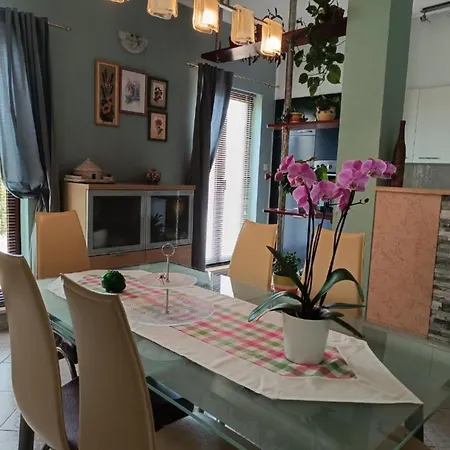 Hilda Villa *